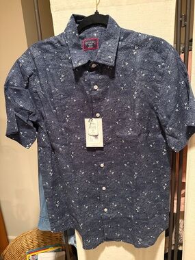 UNTUCKit Blue Short Sleeve Button-Down Shirt with White Micro Floral Print
